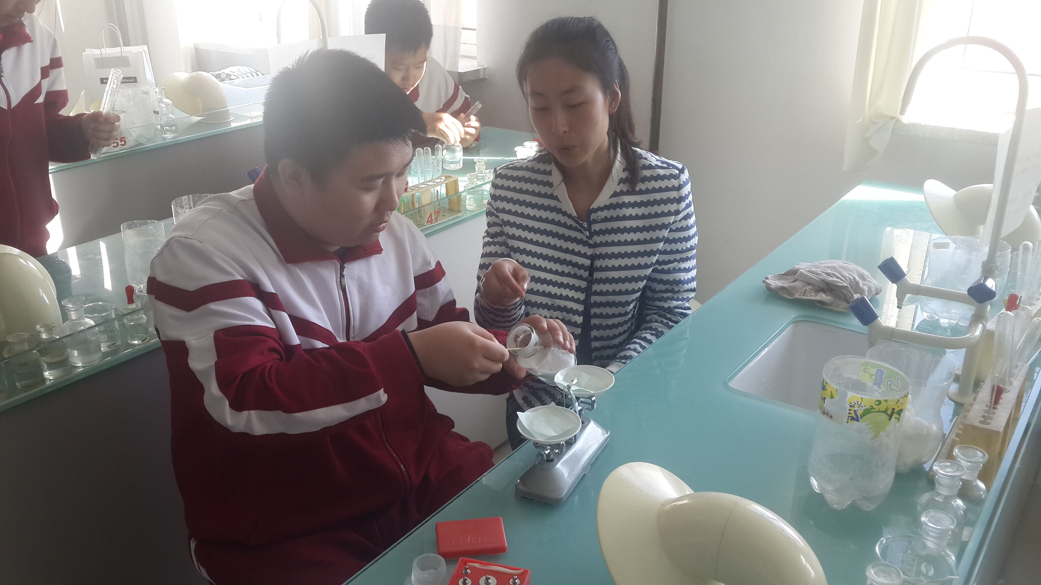 世界杯
本科生在指导学生实验